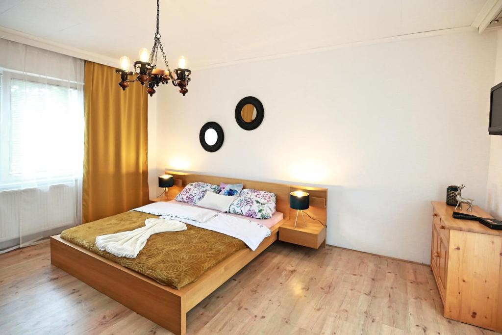 Postel nebo postele na pokoji v ubytování Astoria Lednice