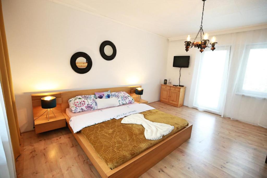 Postel nebo postele na pokoji v ubytování Astoria Lednice