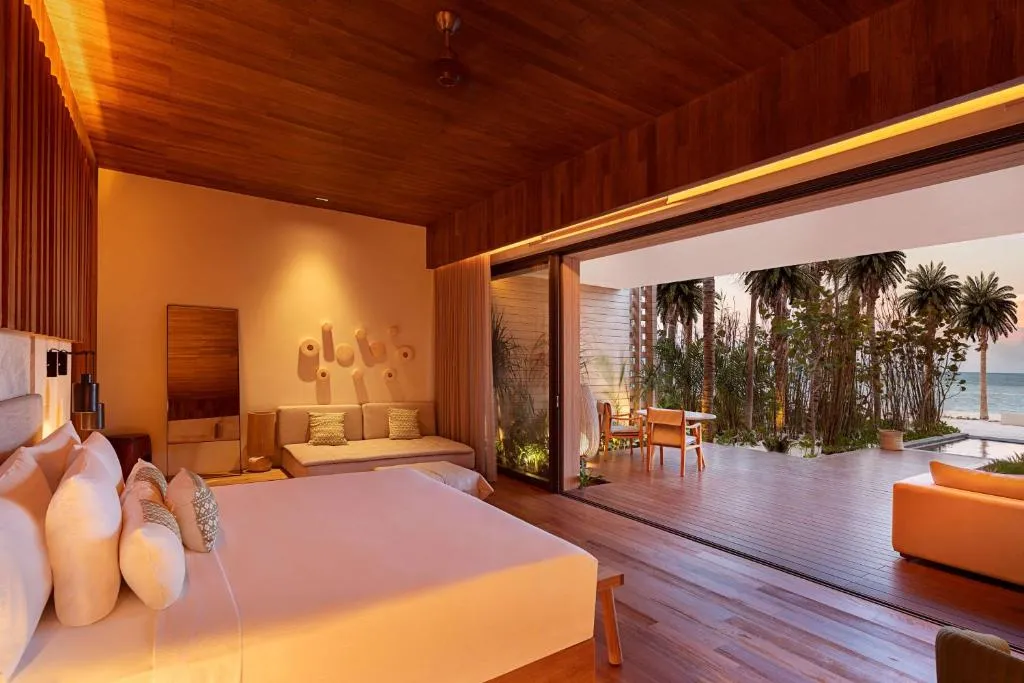 Beachfront Lanai Pool Suite -King