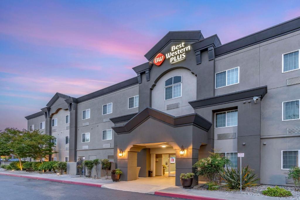 an image of a hotel exterior at dusk at Best Western Plus Vineyard Inn in Livermore