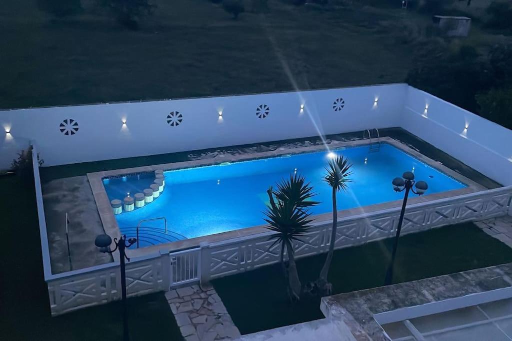 una vista aérea de una piscina por la noche en Adosado Vinaròs en Vinarós