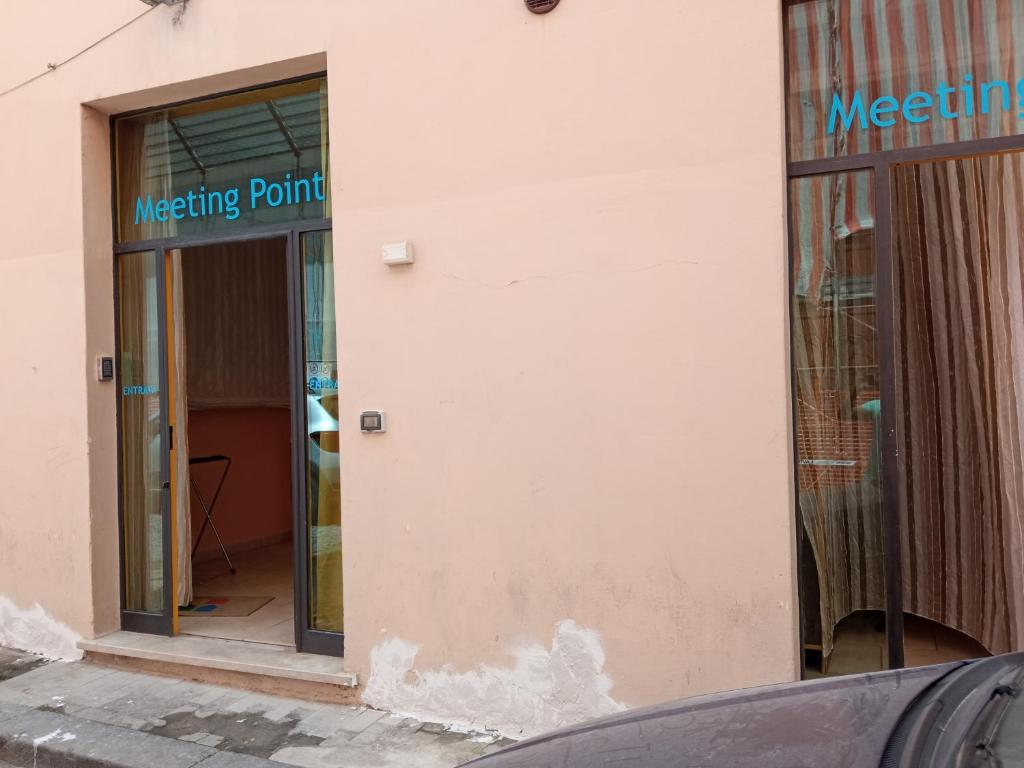 un panneau de point de rencontre sur le côté d'un bâtiment dans l'établissement Hostel Le Stanze del Sogno, à Bénévent