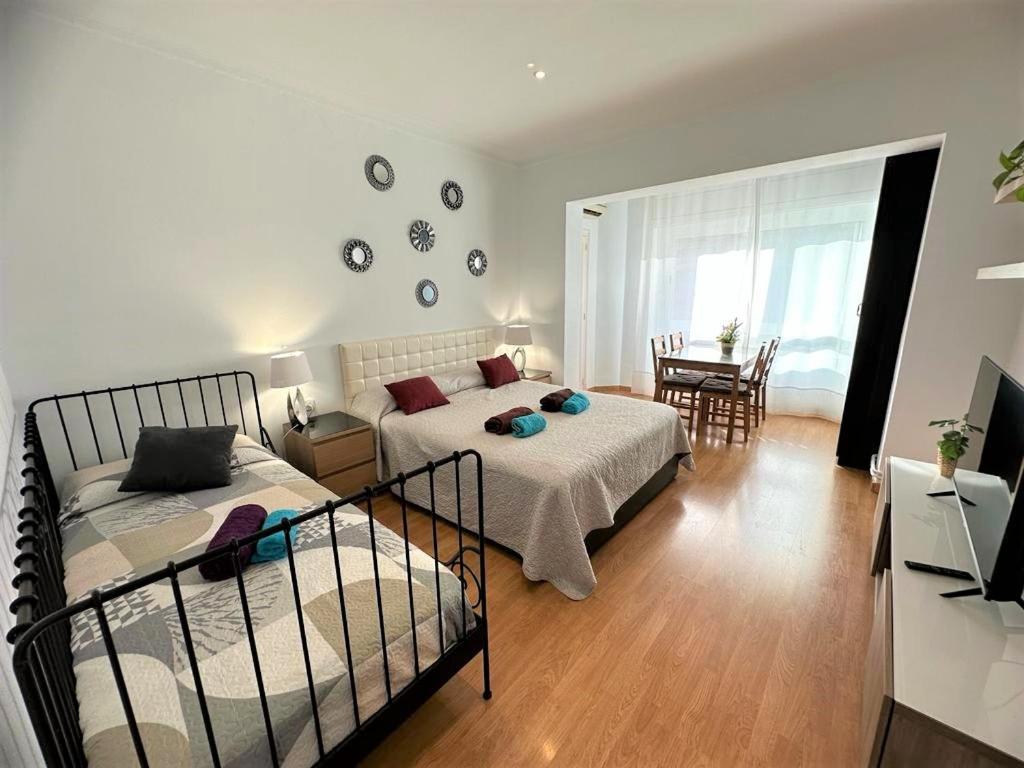 1 dormitorio con 2 camas y comedor en Rooms in the center of Barcelona, en Barcelona