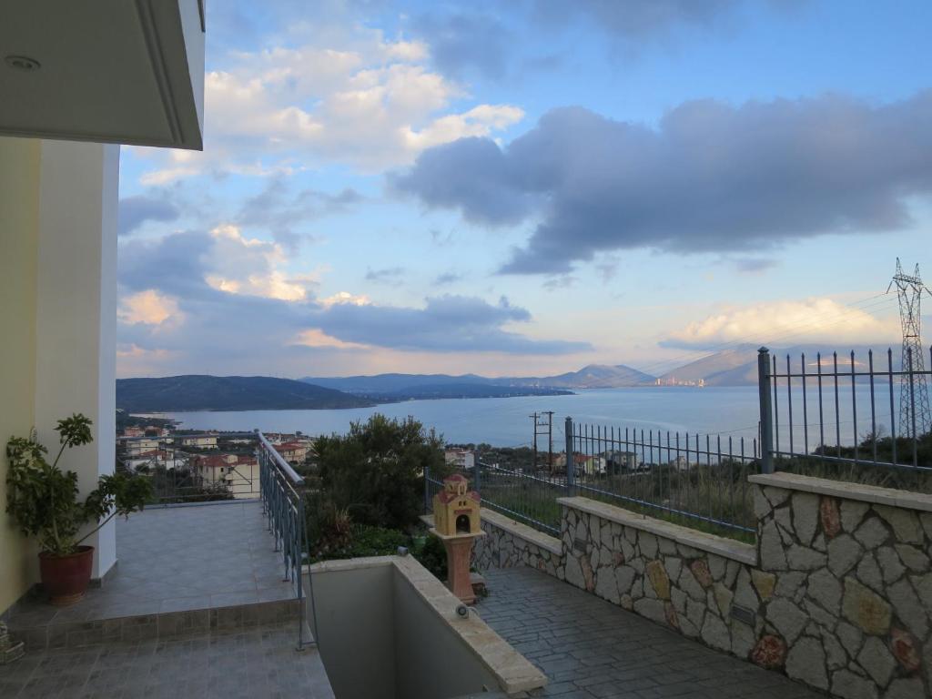 d'un balcon avec un urinoir offrant une vue sur l'océan. dans l'établissement Villa Christine - Maisonettes with fireplace, à Aliveri