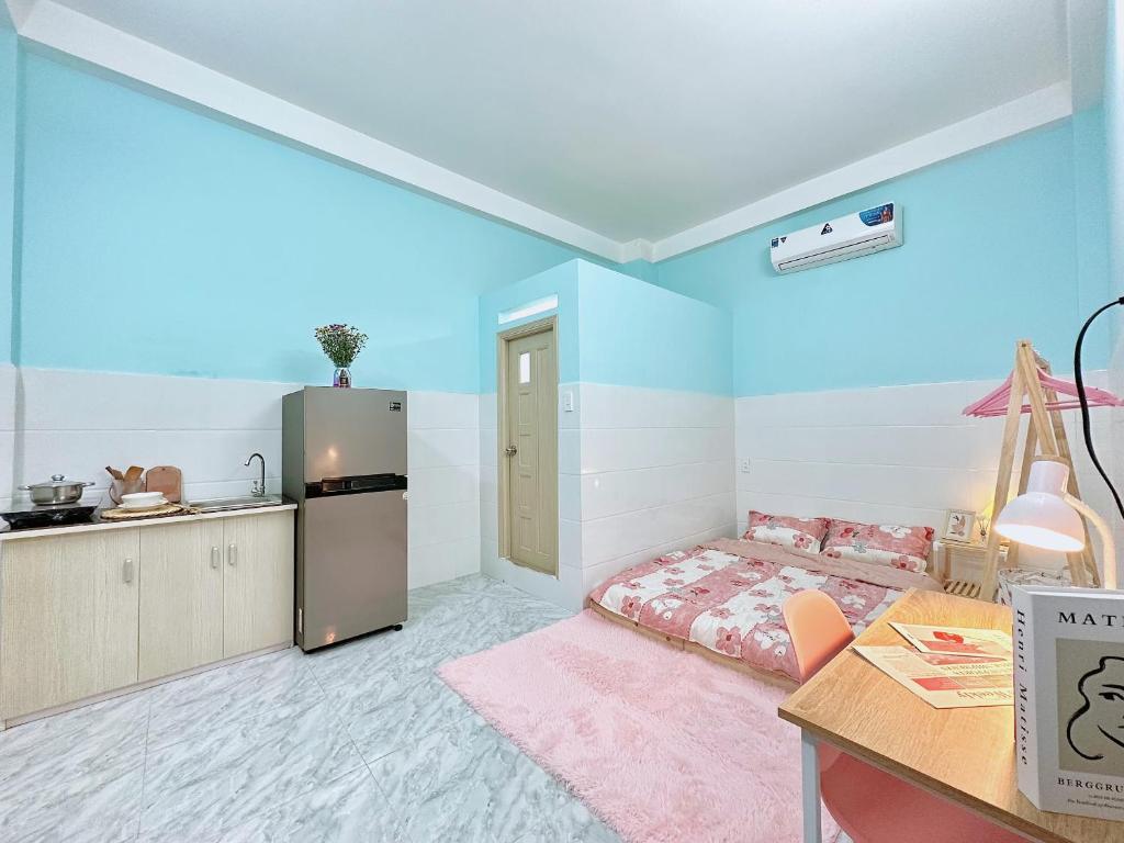 Cette petite chambre comprend un lit et une cuisine. dans l'établissement Anna House, à Hô-Chi-Minh-Ville