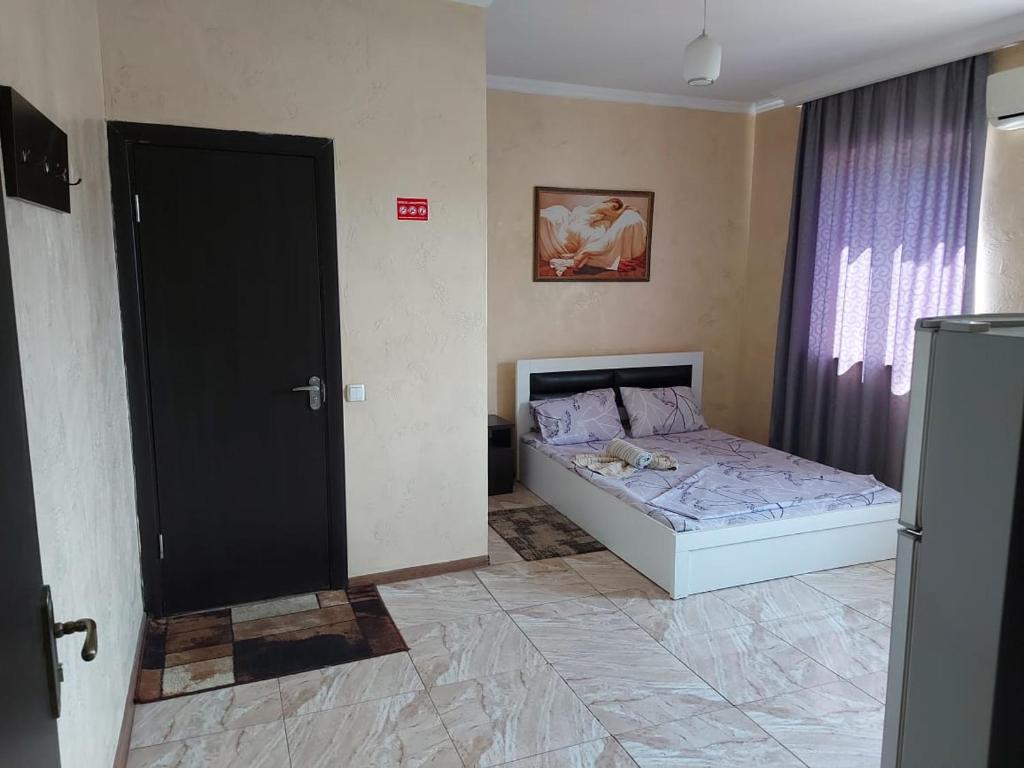 Hotel ILZI في تبليسي: غرفة نوم بسرير في زاوية الغرفة