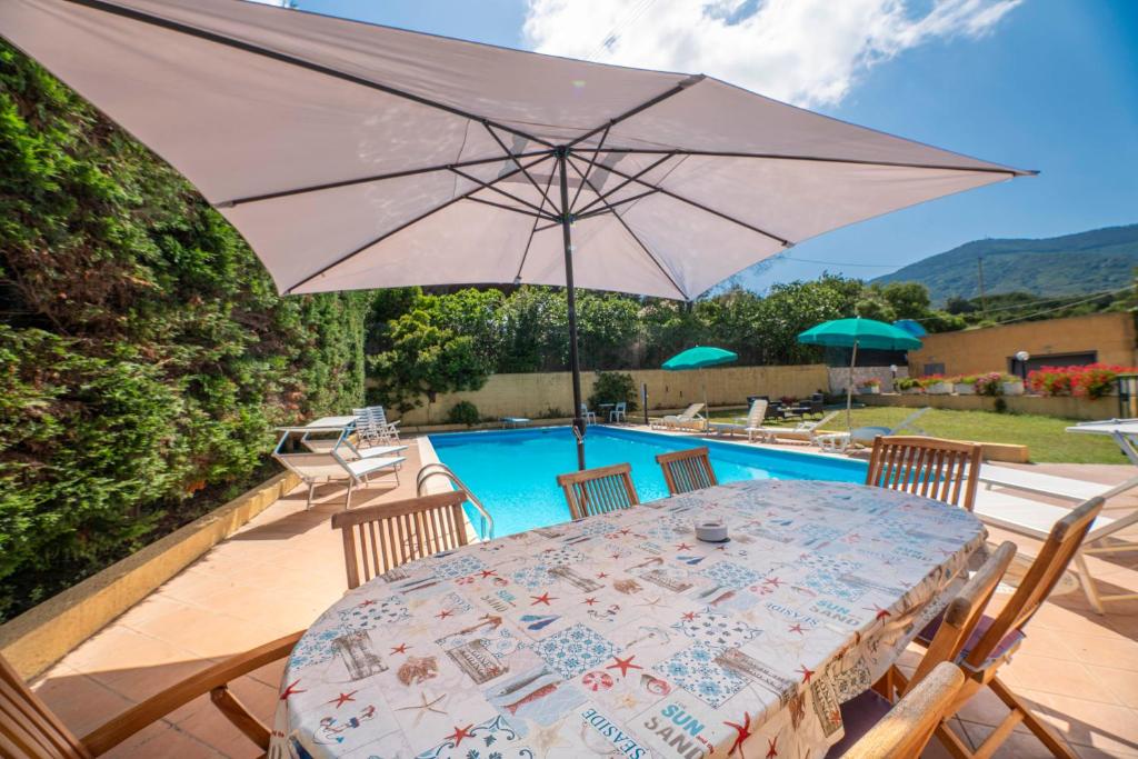 Bazén v ubytování Villa Mimosa con Piscina - Goelba nebo v jeho okolí