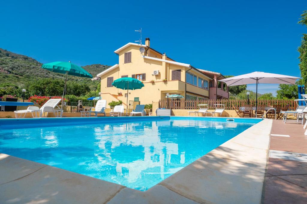 Bazén v ubytování Villa Mimosa con Piscina - Goelba nebo v jeho okolí
