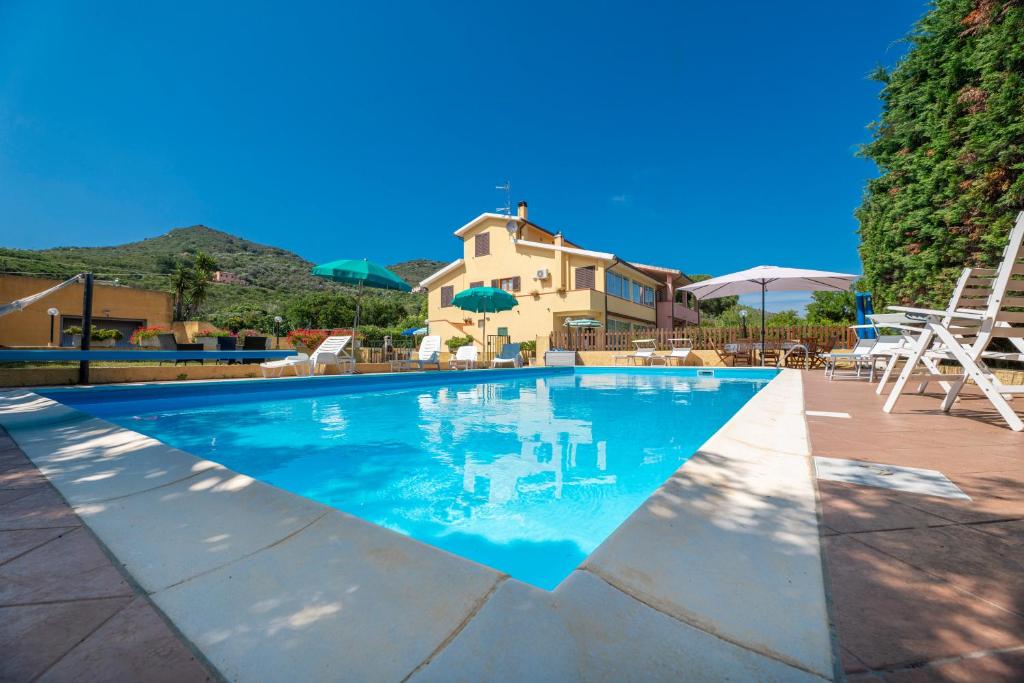 Bazén v ubytování Villa Mimosa con Piscina - Goelba nebo v jeho okolí