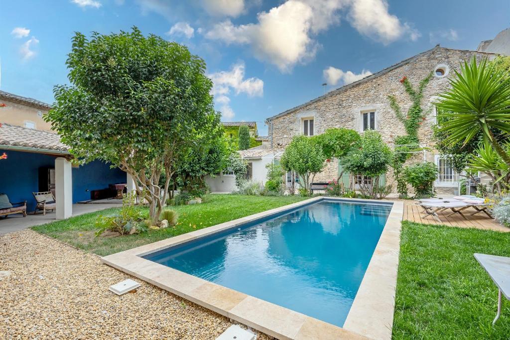 a swimming pool in the yard of a house at Rose Thé - Maison de village dans le Lubéron in Robion en Luberon