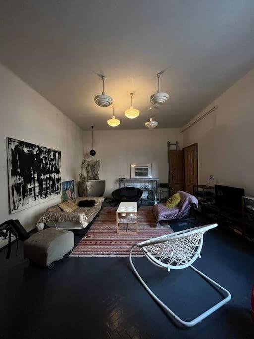 Apartment in the center في لودز: غرفة معيشة مع أريكة وكراسي وطاولة