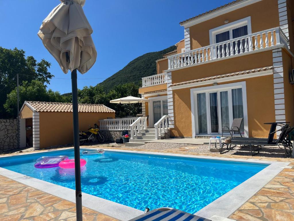 une villa avec une piscine et une maison dans l'établissement Lazaros, à Ágios Matthaíos