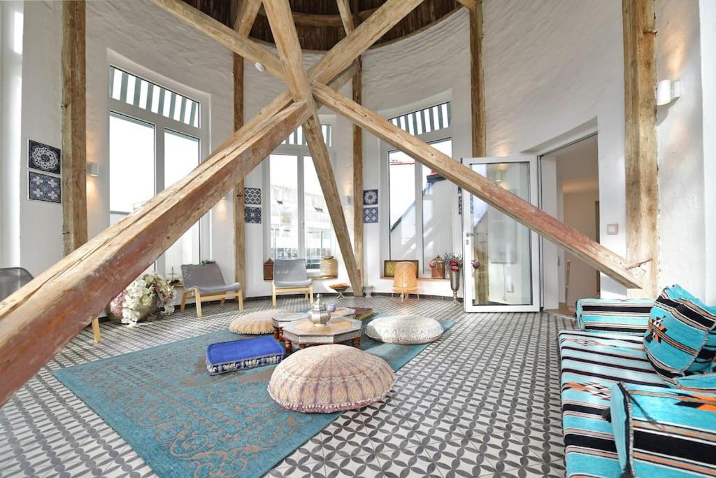 uma sala de estar com vigas de madeira e um quarto amplo com almofadas em JULIUS 24 - duplex apartment 5 mins to city center em Viena