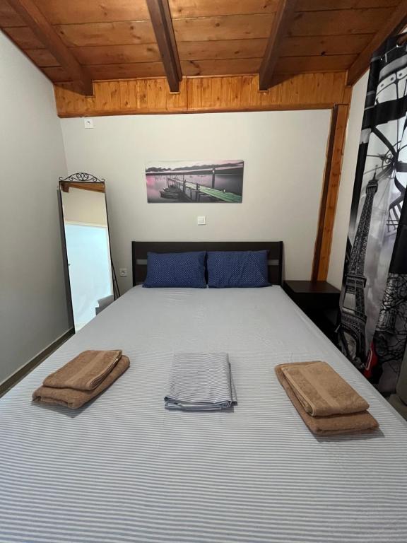 1 dormitorio con 1 cama con 2 toallas en Luxury house 15 minutes from ATH en Spáta