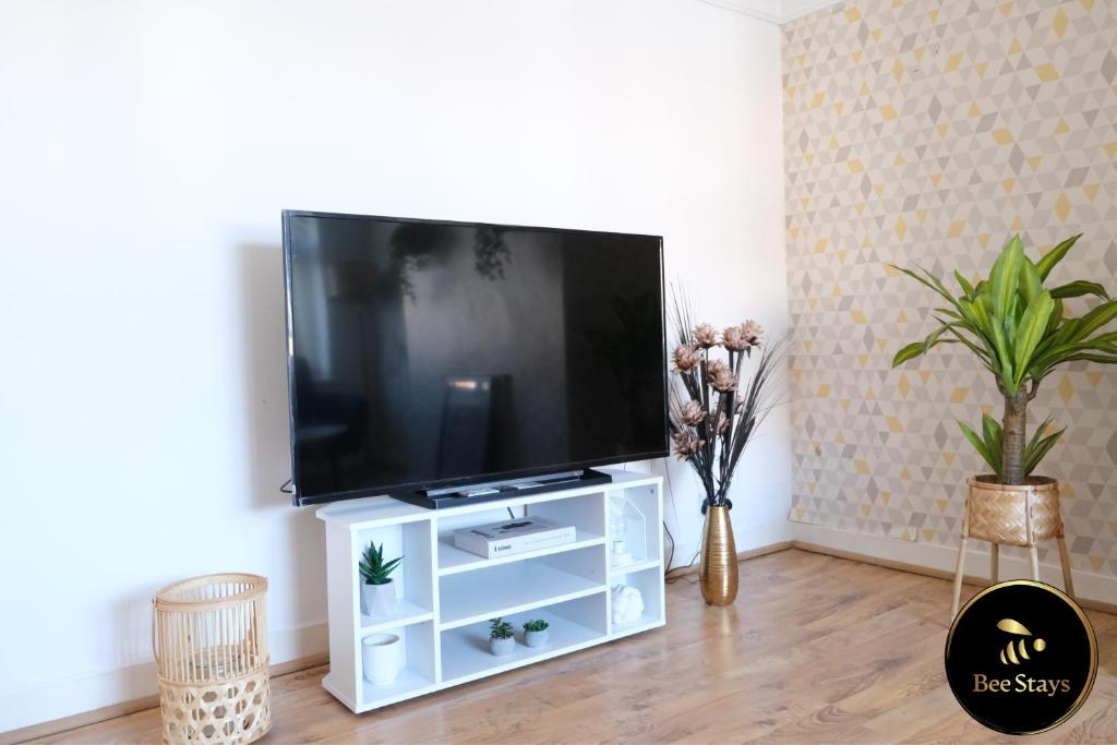 TV a/nebo společenská místnost v ubytování Bee Stays - Ambleside House