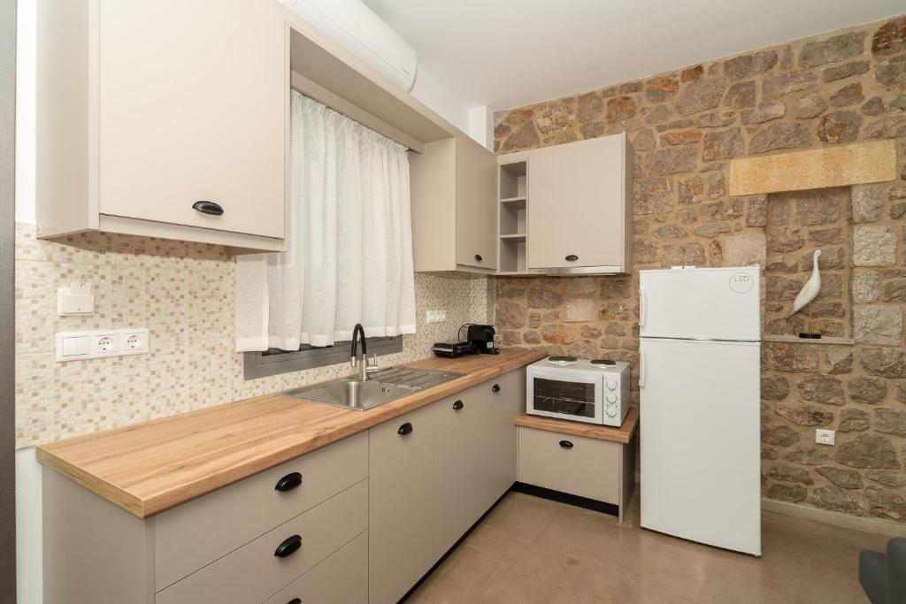 Kuchyň nebo kuchyňský kout v ubytování LITHOS SUITES