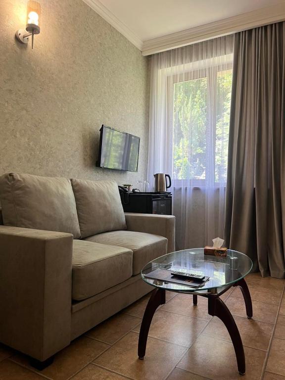 TV a/nebo společenská místnost v ubytování Park Avenue Hotel Yerevan