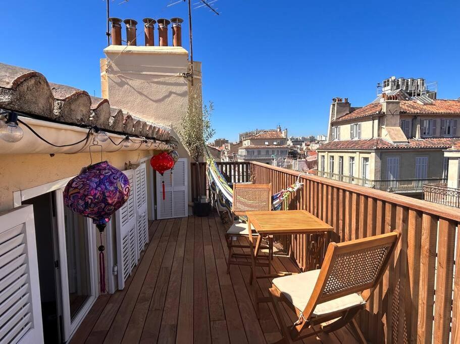 d'un balcon avec des chaises et une table. dans l'établissement Rooftop terrasse, à Marseille