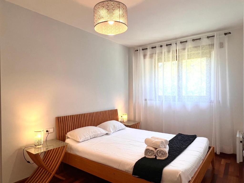 Säng eller sängar i ett rum på Apartament Els Raiers