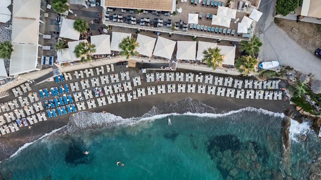 una vista aérea de la playa y el océano en Glaros Beach Hotel, en Hersonissos