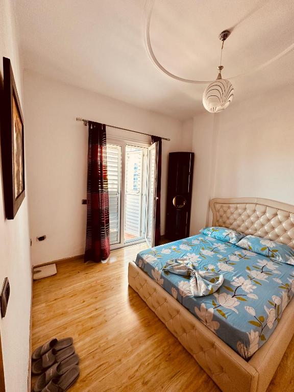 um quarto com uma cama e uma janela grande em SleepIn Shkoder em Shkodër