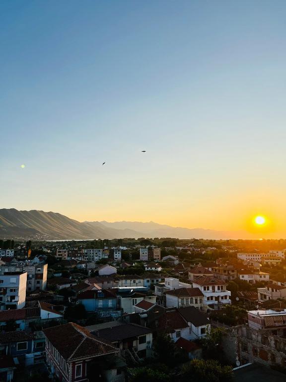 O nascer ou o pôr do sol visto a partir do apartamento