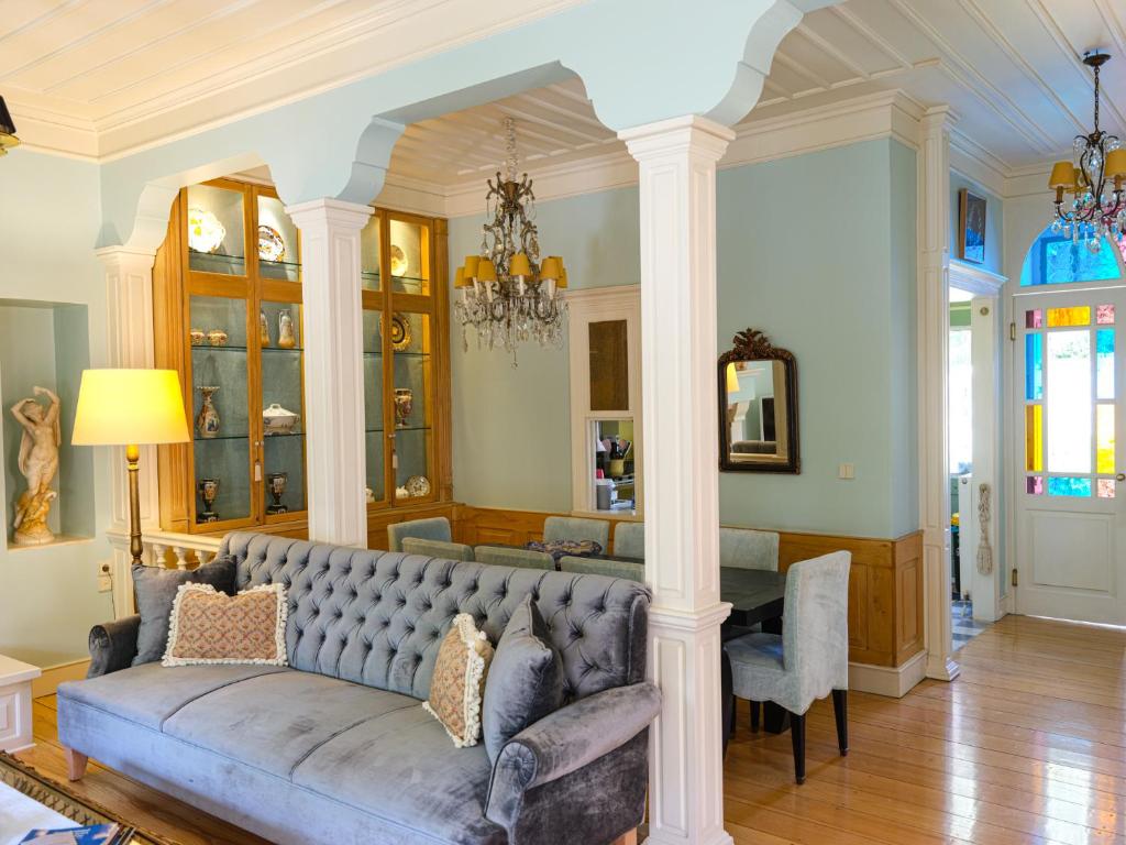 Posezení v ubytování 3BR Venetian-style Villa in Mytilene City Centre