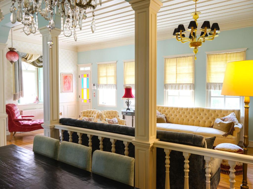 Posezení v ubytování 3BR Venetian-style Villa in Mytilene City Centre