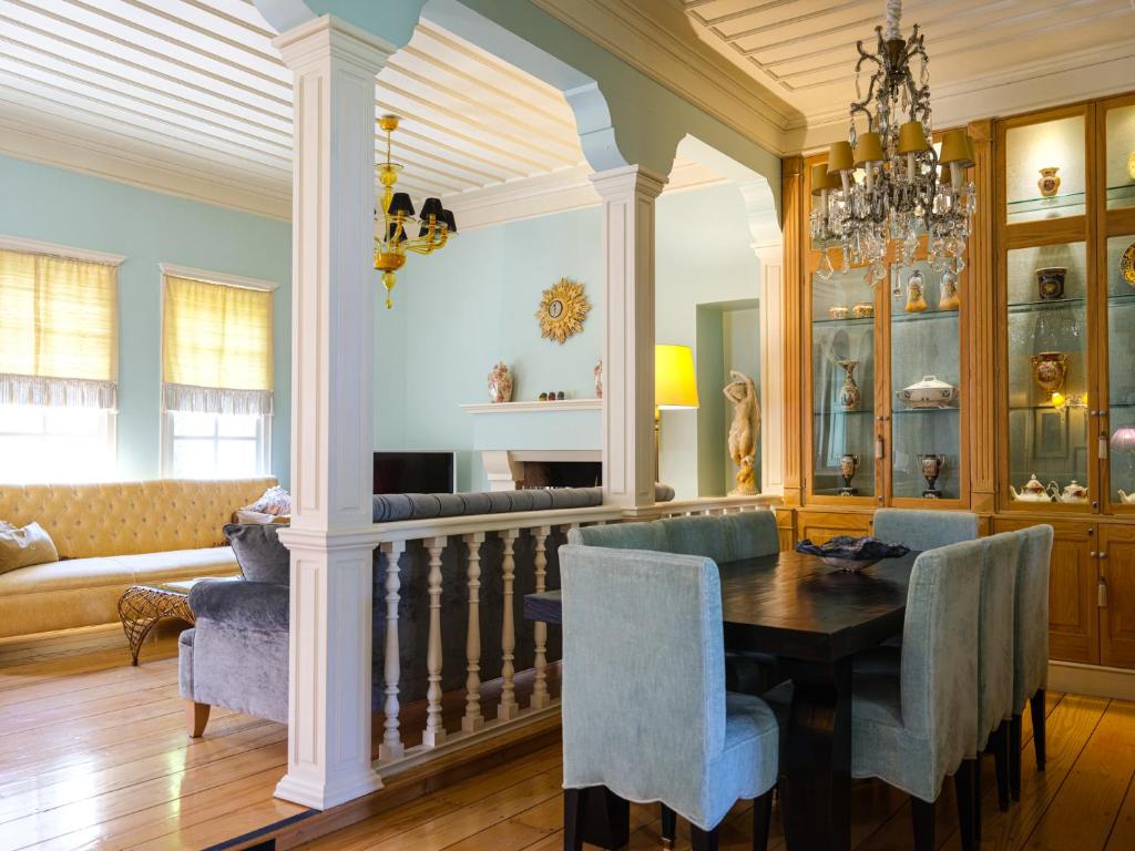 Posezení v ubytování 3BR Venetian-style Villa in Mytilene City Centre