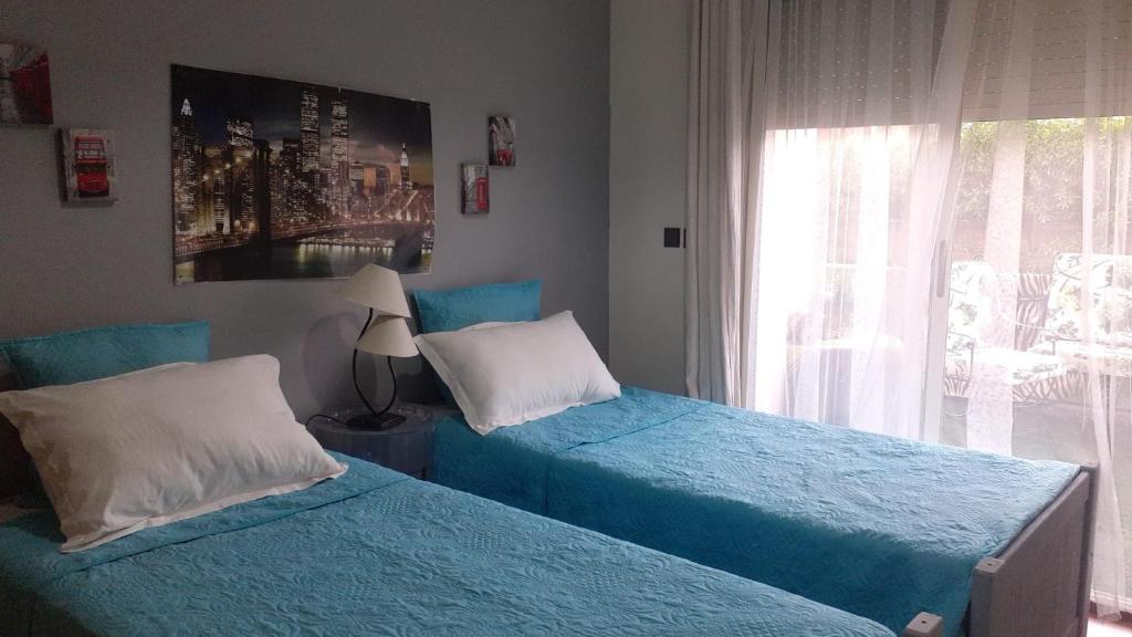 - une chambre avec 2 lits et une fenêtre dans l'établissement Savannah Beach Sidi Rahal, à Casablanca