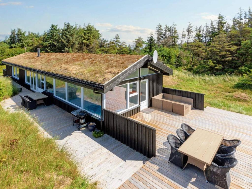 eine Aussicht auf ein Haus mit einer Terrasse in der Unterkunft 12 person holiday home in L kken in Grønhøj