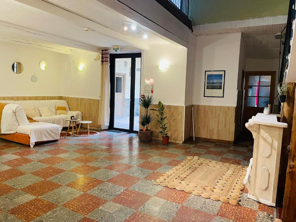 een woonkamer met een bank en een tafel bij La Maison TILIA in Bessèges