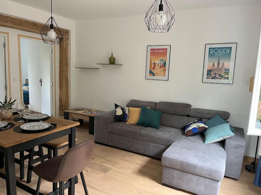 un salon avec un canapé et une table dans l'établissement Chez Mélanie, près de l’abbaye, à Jumièges