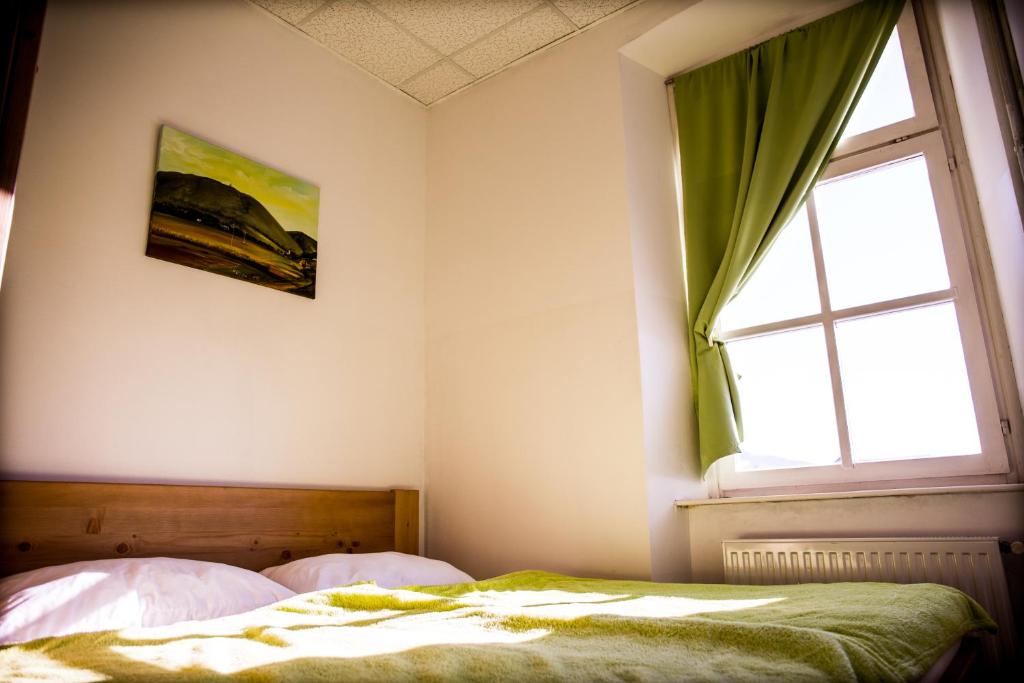 Letto o letti in una camera di Hostel Mladinski center Šmartno ob Paki