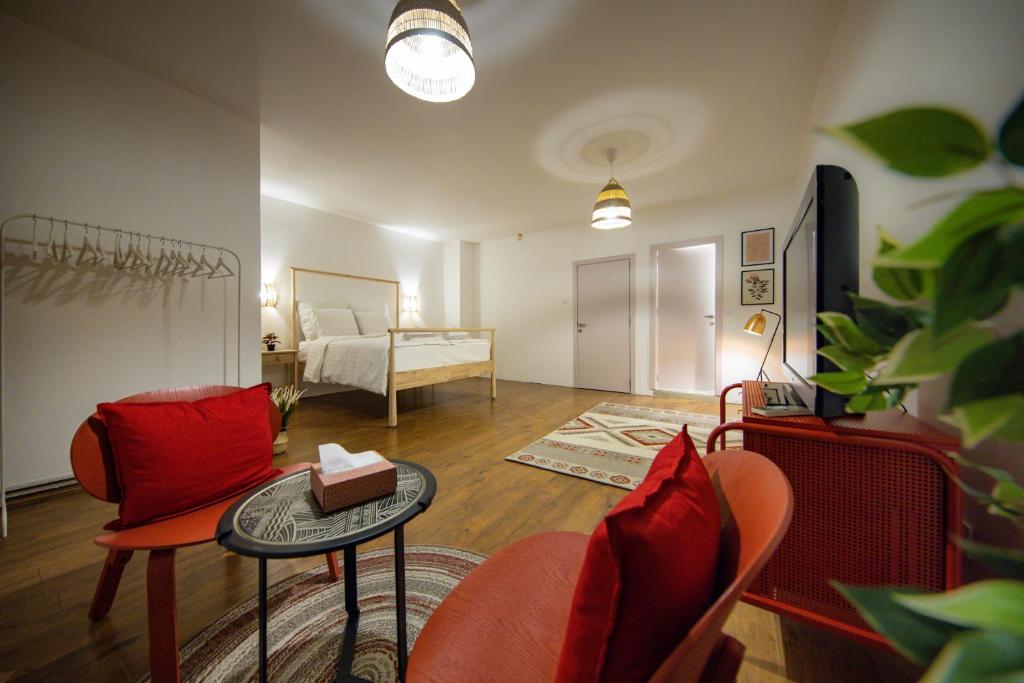sala de estar con cama, mesa y sillas en Apartments PRN, en Pristina