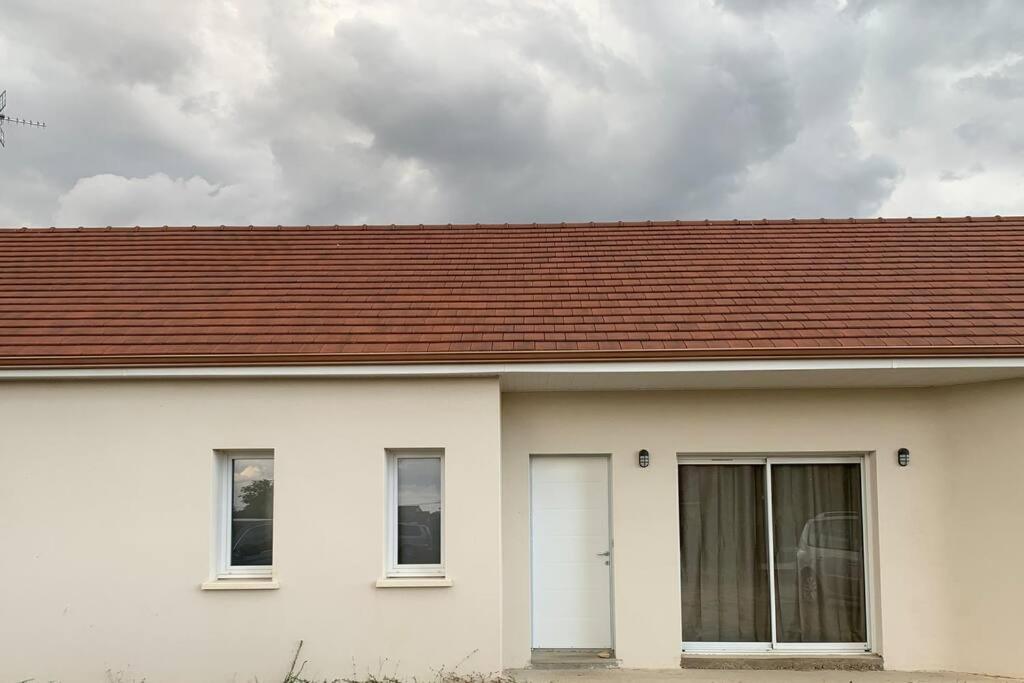 ein weißes Haus mit braunem Dach in der Unterkunft Charmante Villa in Châtellerault