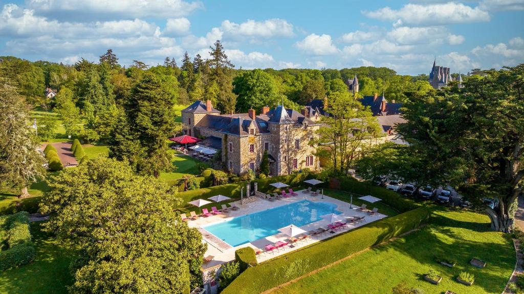 uma vista aérea de uma grande propriedade com uma piscina em Hôtel & Spa de La Bretesche em Missillac