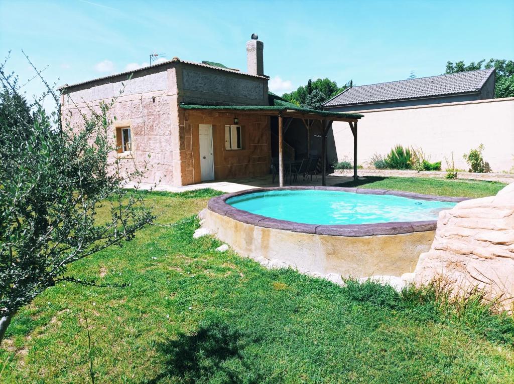 una casa con piscina en el patio en Casa Noa, en Huesca
