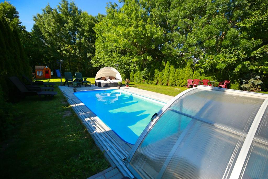 einen Blick über einen Pool mit Grill in der Unterkunft Astoria Lednice in Lednice
