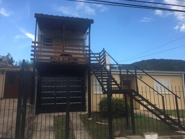 un bâtiment avec un escalier devant une maison dans l'établissement Depto temporario carlos paz, à Villa Carlos Paz
