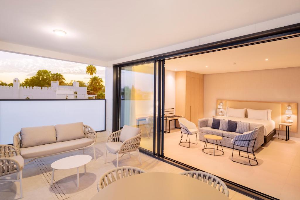 Гостиная зона в Eurostars Oasis Marbella