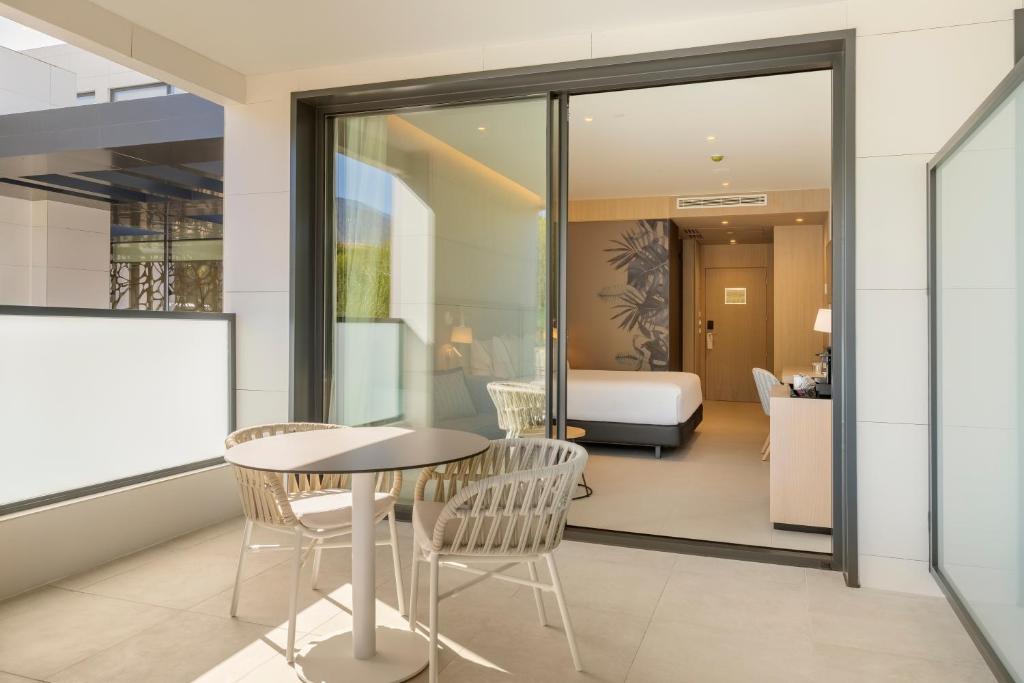 Кровать или кровати в номере Eurostars Oasis Marbella