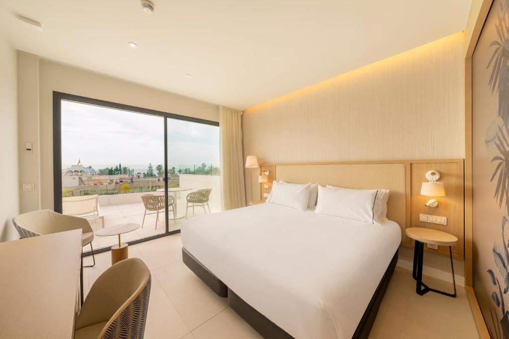 Кровать или кровати в номере Eurostars Oasis Marbella