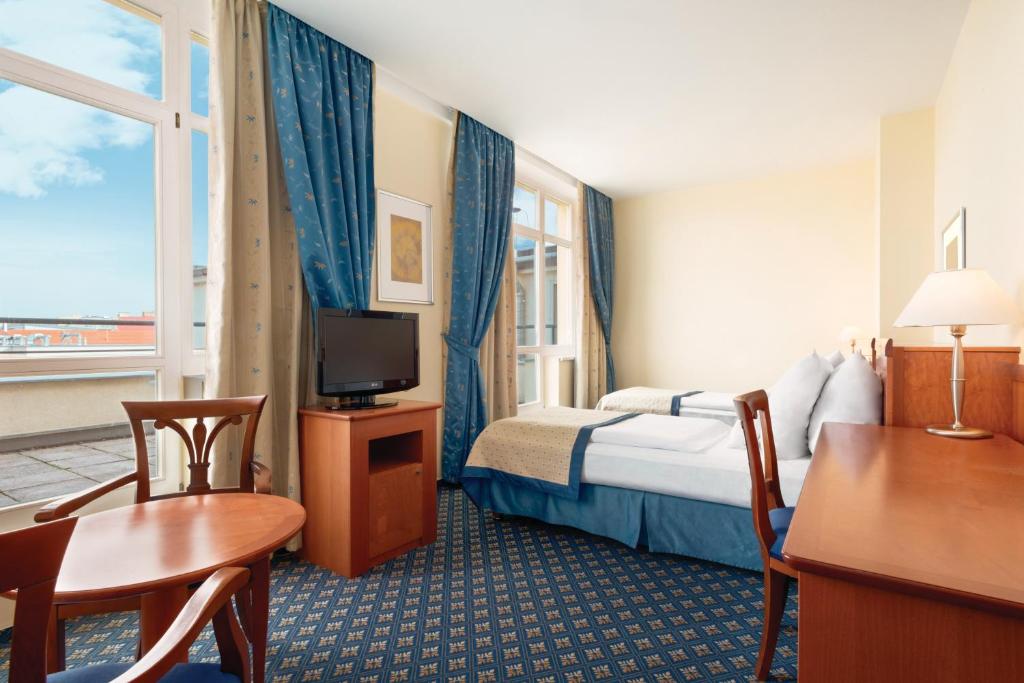 Postel nebo postele na pokoji v ubytování Ramada Prague City Centre