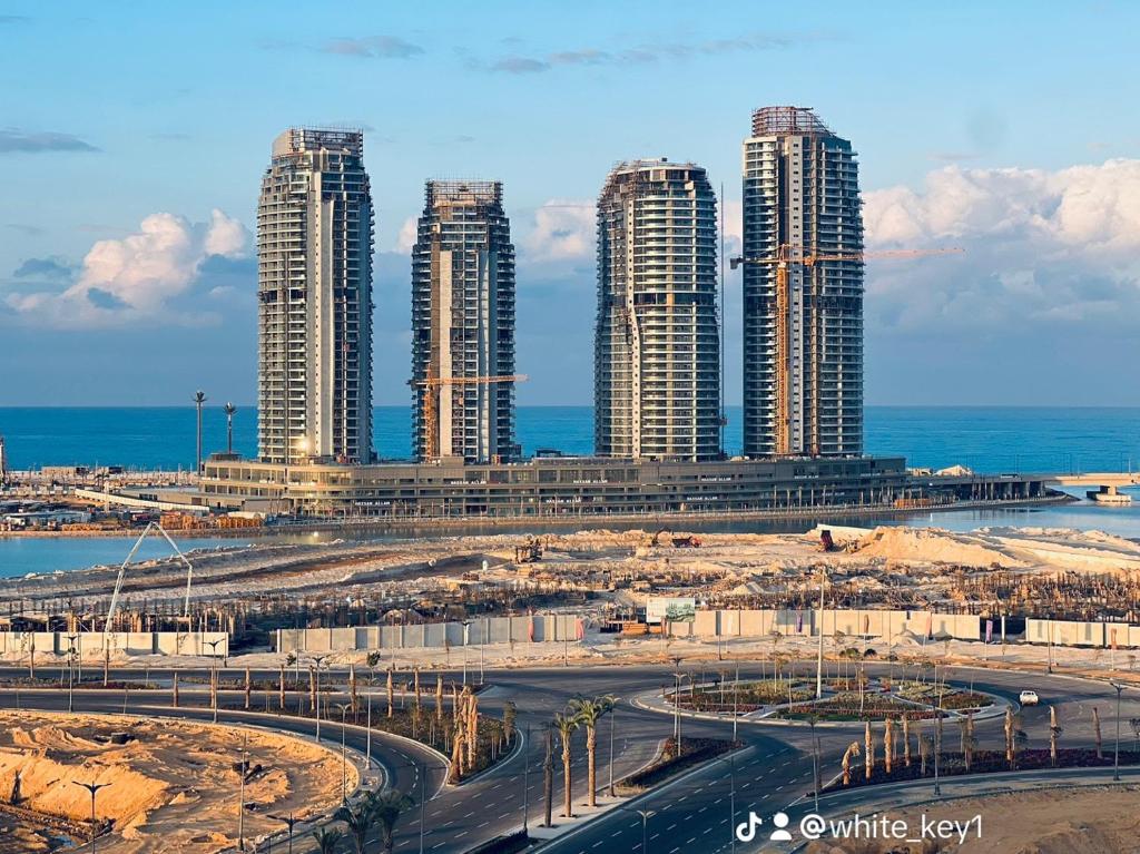 grupa wysokich budynków przed oceanem w obiekcie 2BD Apartment In New Alamein City شقة فندقية مدينة العلمين الجديدة w mieście El Alamein