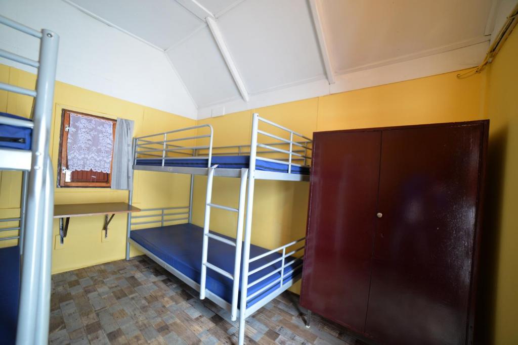 Palanda nebo palandy na pokoji v ubytování Kemp na Staré papírně