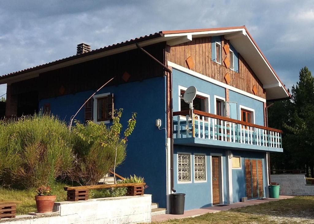 una casa azul con balcón en la parte superior en Il Cardo da Pasquarè, en Foligno