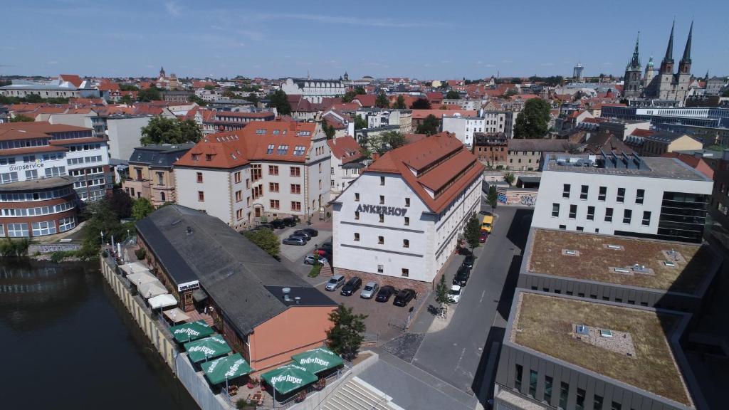 eine Luftansicht einer Stadt mit Gebäuden in der Unterkunft Ankerhof Hotel in Halle an der Saale