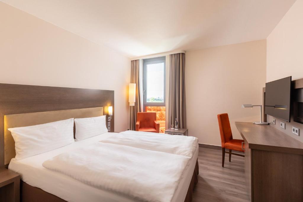 Postel nebo postele na pokoji v ubytování IntercityHotel Berlin Airport Area North