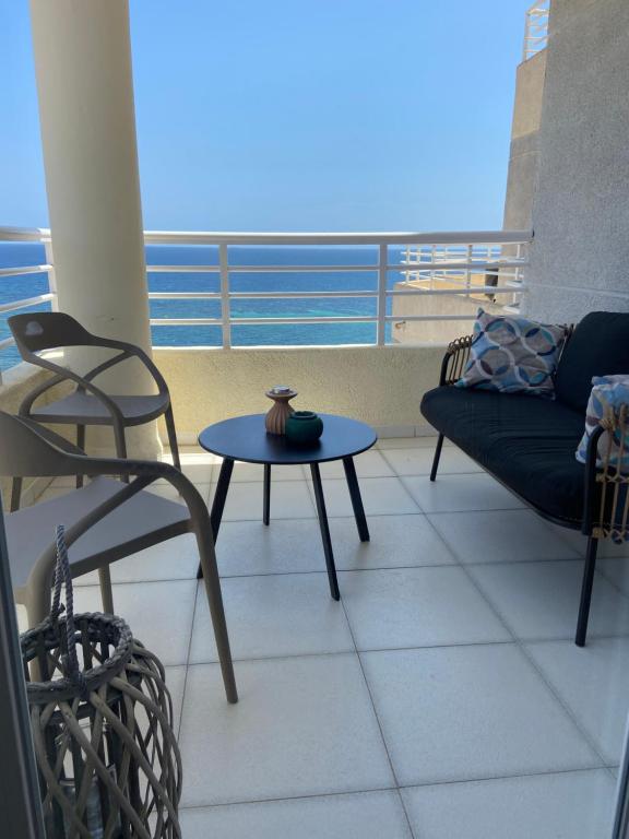 salon z kanapą i stołem w obiekcie Upscale, fully renovated apartment next to the beach with direct sea view w mieście Calpe